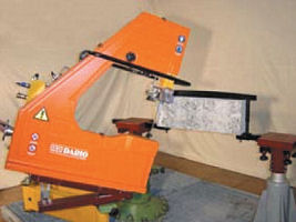 Inclinable stone saw with accessories