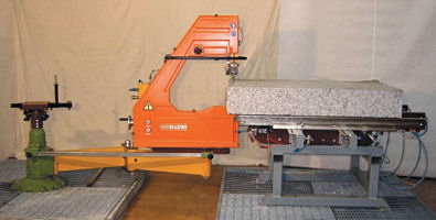 Stone saw with pneumatic material advance